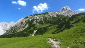 Der Wanderweg am Gosaukamm ist weit zu sehen