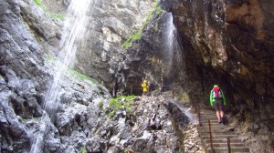 Der Weg führt über Treppen an Wasserfällen vorbei.