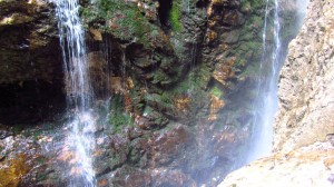 Mehrere Schleierwasserfälle sorgen dafür, dass man kaum trocken durch die Klamm gelangt.