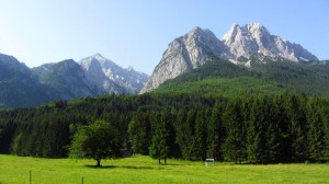 Tolle Sicht auf Waxenstein und Zugspitze am Beginn der Wanderung.