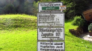 Da geht's lang: Wegweiser ins Höllental.