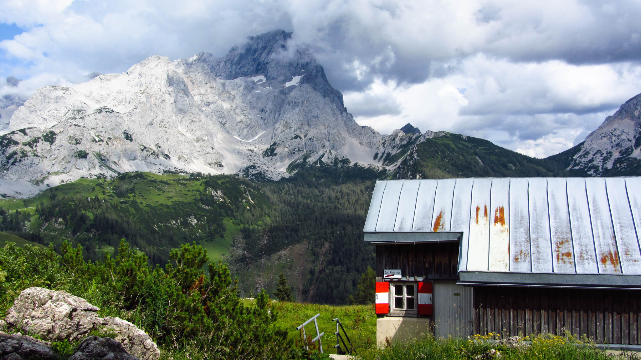 Der Winterraum der Hofpürglhütte vor dem Rötelstein Der Winterraum der Hofpürglhütte vor dem Rötelstein