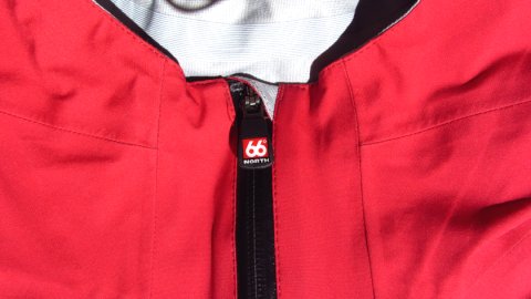 Der Zipper ist mit einem Kinnschutz versehen, damit er nicht im Gesicht kratzt Der Zipper ist mit einem Kinnschutz versehen, damit er nicht im Gesicht kratzt
