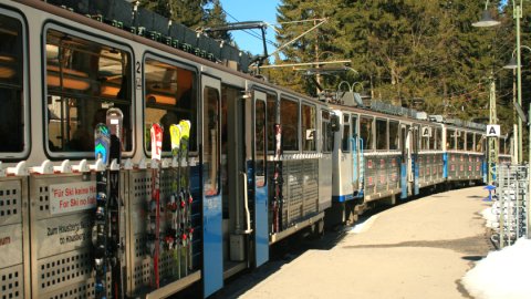 Die Zugspitzbahn im Bahnhof Eibsee