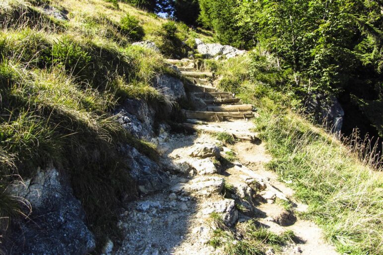 Aufstieg über viele Stufen zum Gipfel des Kranzhorns