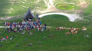 Goasslschnalzer an der Steinlingalm-Kapelle