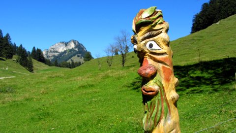 Neben diesem Holzmann kann man die Sage von der gefiederten Kröte nach- und vorlesen Neben diesem Holzmann kann man die Sage von der gefiederten Kröte nach- und vorlesen