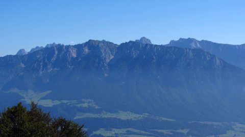 Das Kaisergebirge, vorne der Zahme Kaiser - etwas im Dunst, aber zum Greifen nah Das Kaisergebirge, vorne der Zahme Kaiser - etwas im Dunst, aber zum Greifen nah