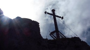 Das Kampenwand-Gipfelkreuz im Gegenlicht