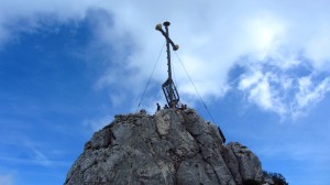 Das Gipfelkreuz der Kampenwand ist nur noch wenige Meter entfernt