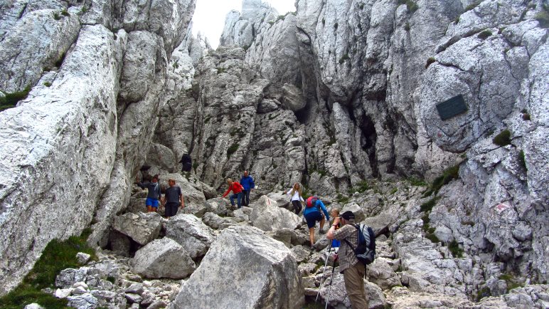 Der Weg zum Gipfel der Kampenwand führt durch die Felswelt der Kaisersäle