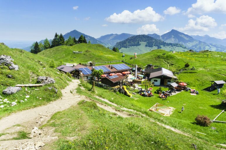 Die Kranzhorn-Alm von oben gesehen. Jetzt haben wir auch wieder Bergpanorama
