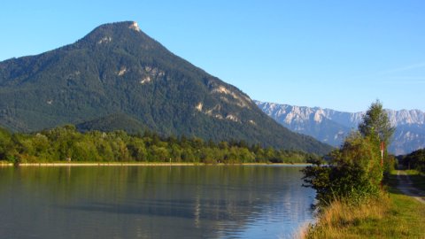 Das Kranzhorn von Norden aus über den Inn gesehen. Das felsige Gipfelhorn ist gut zu erkennen. Das Kranzhorn von Norden aus über den Inn gesehen. Das felsige Gipfelhorn ist gut zu erkennen.