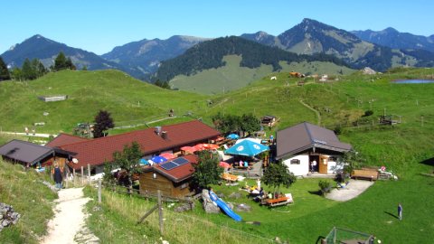 Die Kranzhornalm vom Weg zum Gipfel gesehen Die Kranzhornalm vom Weg zum Gipfel gesehen