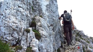 An der Seilsicherung im Gipfelbereich