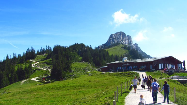 Die Sonnenalm, fast direkt neben der Bergstation der Kampenwandbahn. Links sehen wir den Weg zur Steinlingalm