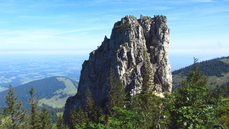 Direkt am Weg: Der Staffelstein, ein beliebter Kletterfels. Links am Fels ist ein Seilkletterer zu sehen