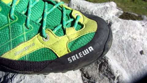 Die Schnürung läuft beim Salewa Firetail GTX bis zur Schuhspitze