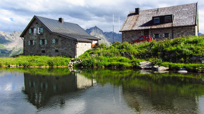 Die Friedrichshafener Hütte mit ihrem kleinen See