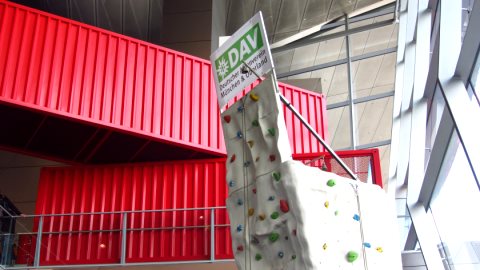 Für viele Kinder und auch ein paar Erwachsene das Höchste: Die Kletterwand Für viele Kinder und auch ein paar Erwachsene das Höchste: Die Kletterwand