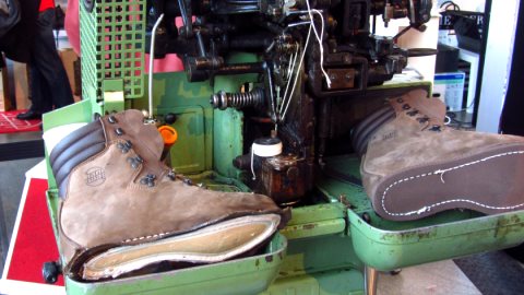 Hanwag hat zum 90 jährigen Firmenjubiläum eine alte Maschine zur Schuhherstellung präsentiert Hanwag hat zum 90 jährigen Firmenjubiläum eine alte Maschine zur Schuhherstellung präsentiert
