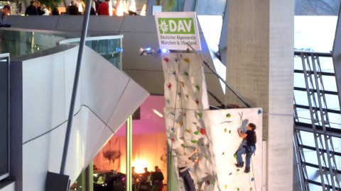 Der Kletterturm des DAV war nicht nur für Kinder eine Attraktion Der Kletterturm des DAV war nicht nur für Kinder eine Attraktion