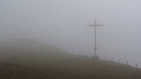 Das Pferdskopf-Gipfelkreuz, mitten am Hang, nicht oben