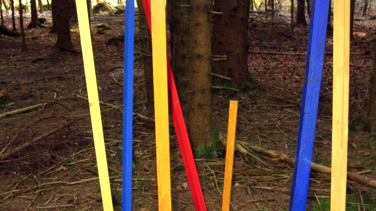 Bunte Stangen im Wald