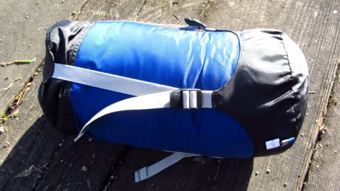 Geschafft, der Exosphere steckt in seinem Packsack. Sehr praktisch: Die Kompressionsriemen Geschafft, der Exosphere steckt in seinem Packsack. Sehr praktisch: Die Kompressionsriemen