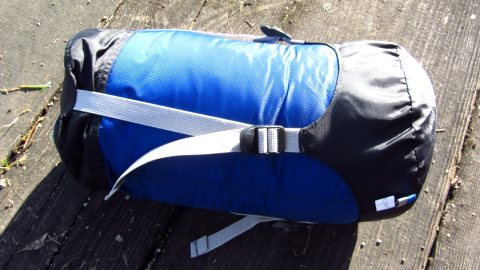 Geschafft, der Exosphere steckt in seinem Packsack. Sehr praktisch: Die Kompressionsriemen