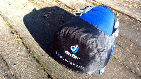 Im Packsack macht sich der Deuter Exosphere Schlafsack angenehm klein