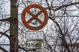 Das älteste Halteverbots-Schild, das ich kenne. Mit umgedrehtem P. Leider wurde es mittlerweile ersetzt
