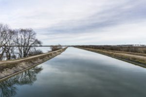 Der Isarkanal verläuft südlich des Speichersees. Der Deichweg zwischen Beiden ist eine Sackgasse