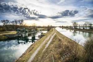 Auf dem Deich zwischen Isarkanal und Speichersee. Achtung: Der Deich endet vor dem Kraftwerk in einer Sackgasse