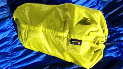Der Therm-A-Rest Packsack wird umgestülpt zum Kopfkissen