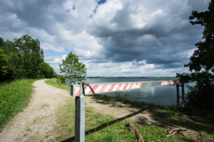 Schranke am Beginn des Deichwegs