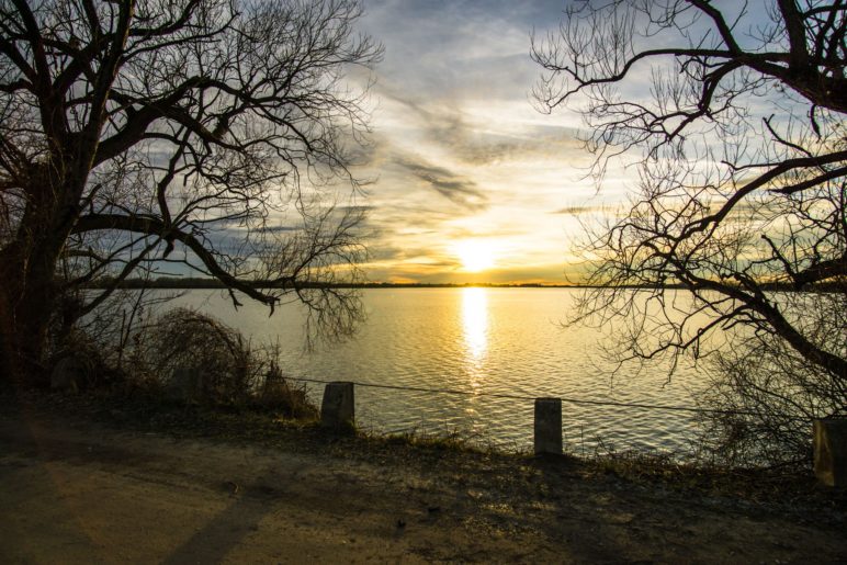 Sonnenuntergang am Speichersee, vom großen Mitteldamm aus gesehen