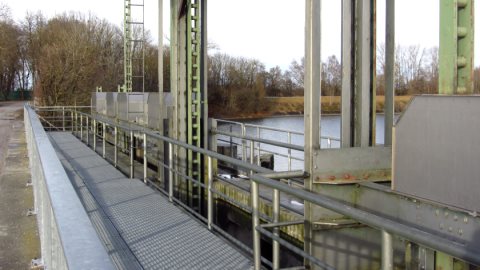 Am Wehr am Nordende des Damms über den Speichersee Am Wehr am Nordende des Damms über den Speichersee