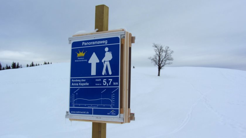 Auf den Schildern des Premium-Winterwanderweges gibt es umfangreiche Informationen zum Weg