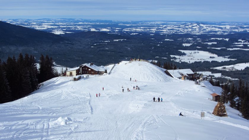 Super Fernblick vom Hörnle – links die Hörnlehütte, rechts die Bergstation der Hörnlebahn