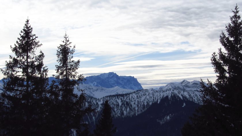 Von der Terrasse der Hörndlhütte haben wir direkten Blick auf die Zugspitze