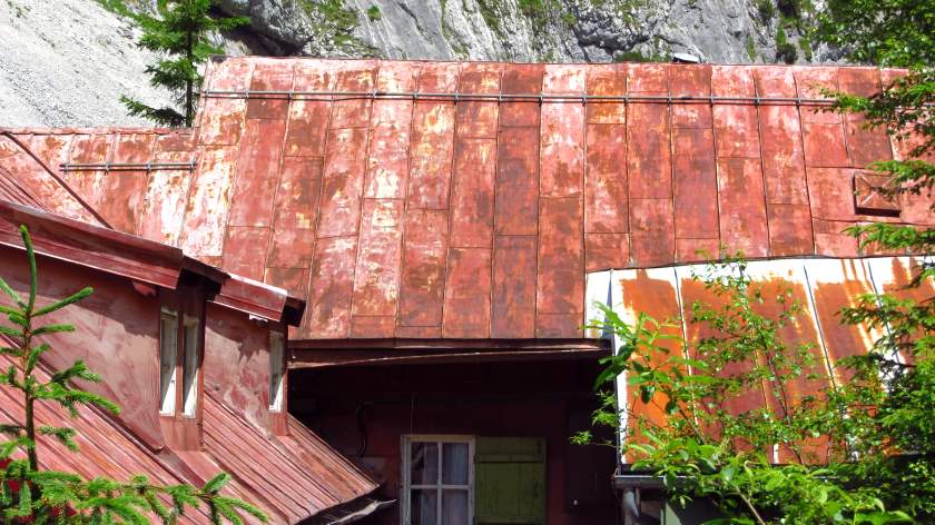 Sehr fotogen - das rote Blechdach der Höllentalangerhütte