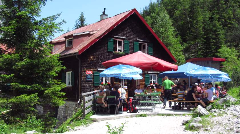 Auf der Terrasse der Höllentalangerhütte