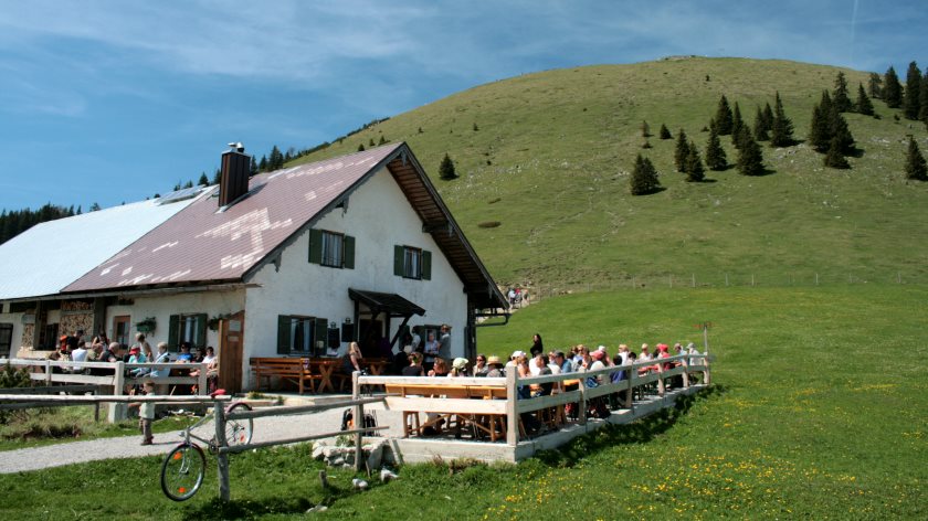 Die Jocheralm unterhalb des Jochberggipfels Die Jocheralm unterhalb des Jochberggipfels
