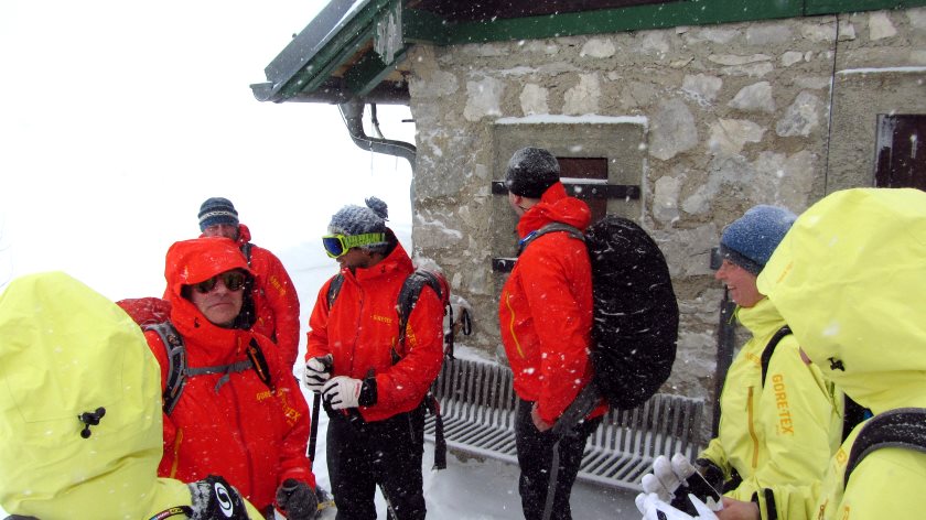 Pause während der Schneeschuhwanderung an der Bergwachthütte