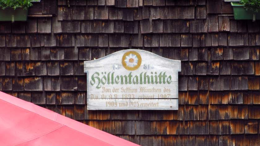 Die Tafel der Höllentalangerhütte - hier heißt die noch Höllentalhütte