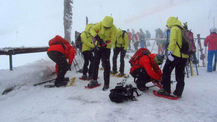 Schneeschuhe anlegen an der Bergstation der Alpspitzbahn