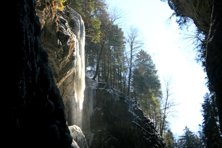 Ein gefrorener Wasserfall, genau von der Sonne angestrahlt