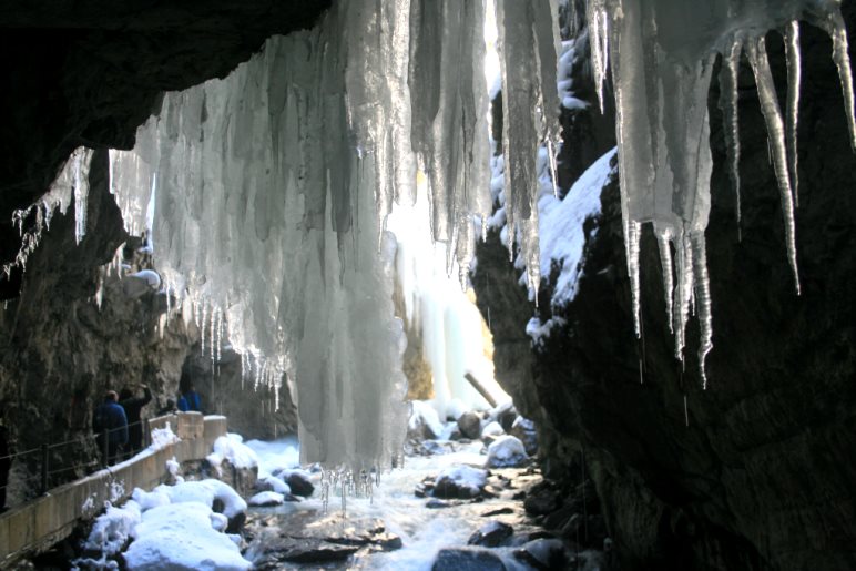 Dieser Eisvorhang ist einer der kleineren in der Partnachklamm