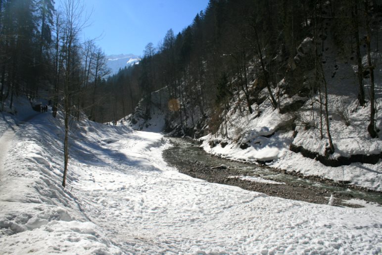 Im Sommer eine beliebte Badestelle: Das Ufer der Partnach, kurz vor dem Beginn der Klamm